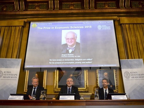 В Швеции прошла церемония вручения Нобелевских премий 2015 года - ảnh 1